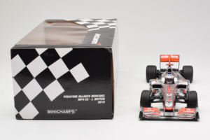 McLaren MP4-25 Mercedes #1 J. Button Vodafone McLaren Showcar F1 2010 Minichamps 1:18 530101801 Diecast - image 7 of 7