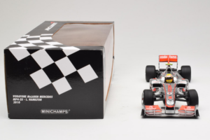 McLaren MP4-25 Mercedes #2 L. Hamilton Vodafone McLaren F1 2010 Minichamps 1:18 530101802 Diecast - image 7 of 7