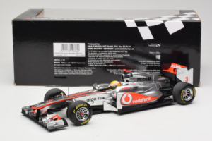 McLaren MP4-26 Mercedes #3 L. Hamilton Vodafone McLaren F1 2011 Minichamps 1:18 530111803 Diecast - image 6 of 7