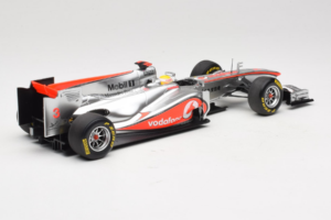 McLaren MP4-26 Mercedes #3 L. Hamilton Vodafone McLaren Showcar F1 2011 Minichamps 1:18 530111873 Diecast - image 2 of 7