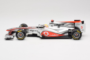McLaren MP4-26 Mercedes #3 L. Hamilton Vodafone McLaren Showcar F1 2011 Minichamps 1:18 530111873 Diecast - image 3 of 7