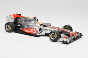 McLaren MP4-26 Mercedes #3 L. Hamilton Vodafone McLaren Showcar F1 2011 Minichamps 1:18 530111873 Diecast - image 4 of 7
