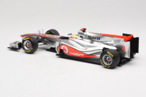 McLaren MP4-26 Mercedes #3 L. Hamilton Vodafone McLaren Showcar F1 2011 Minichamps 1:18 530111873 Diecast - image 5 of 7