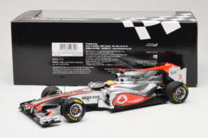 McLaren MP4-26 Mercedes #3 L. Hamilton Vodafone McLaren Showcar F1 2011 Minichamps 1:18 530111873 Diecast - image 6 of 7