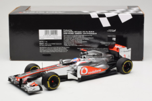 McLaren MP4-27 Mercedes #3 J. Button Vodafone McLaren Showcar F1 2012 Minichamps 1:18 530121873 Diecast - image 6 of 7