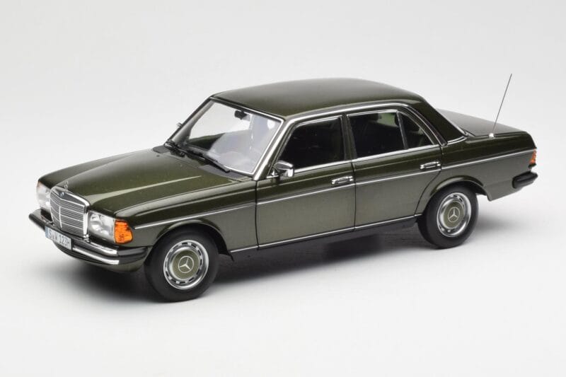 Mercedes 200 W123 Cypress Green Metallic Dealer Edition Norev 1:18 B66040654 Diecast