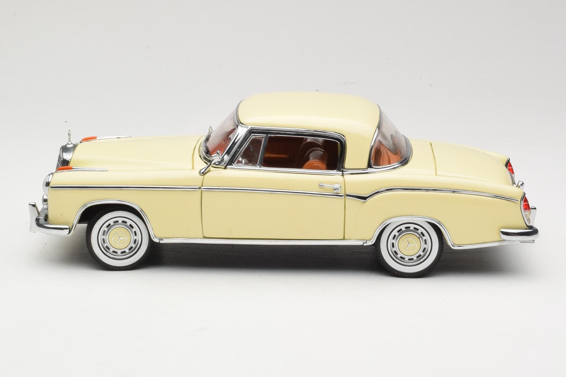 Mercedes 220 SE W128 Coupe Beige Sun Star 1:18