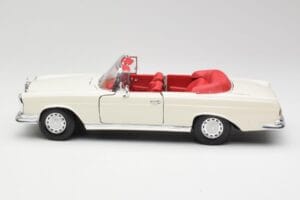 Mercedes 280SE W108 Ivory White Maisto 1:18 50223 Diecast - image 4 of 8