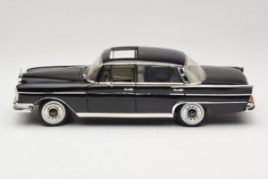 Mercedes 300 SE W112 Black Metallic Revell 1:18 08910 Diecast - image 4 of 8