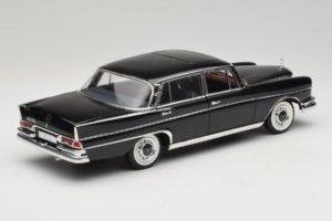 Mercedes 300 SE Black with Figures Revell 1:18 09050 Diecast - image 4 of 9