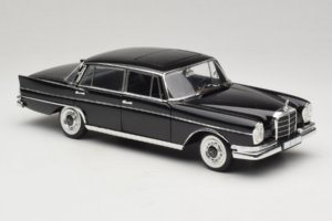 Mercedes 300 SE Black with Figures Revell 1:18 09050 Diecast - image 7 of 9