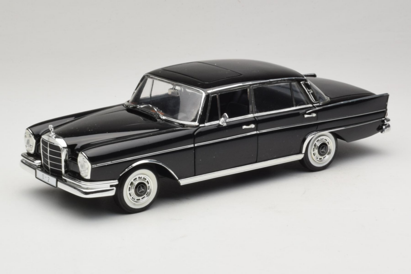 Mercedes 300 SE Black with Figures Revell 1:18 09050 Diecast