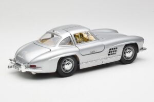 Mercedes 300 SL Silver Bburago 1:18 3013 Diecast - image 3 of 8