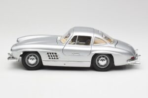 Mercedes 300 SL Silver Bburago 1:18 3013 Diecast - image 4 of 8