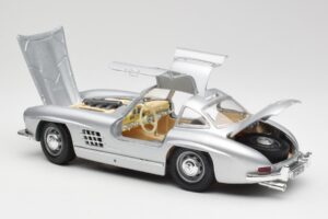 Mercedes 300 SL Silver Bburago 1:18 3013 Diecast - image 5 of 8