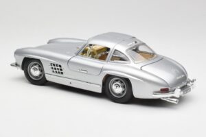 Mercedes 300 SL Silver Bburago 1:18 3013 Diecast - image 7 of 8
