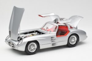 Mercedes 300 SLR Uhlenhaut Coupe Silver Maisto 1:18 536898 Diecast - image 2 of 8
