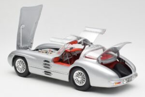 Mercedes 300 SLR Uhlenhaut Coupe Silver Maisto 1:18 536898 Diecast - image 5 of 8