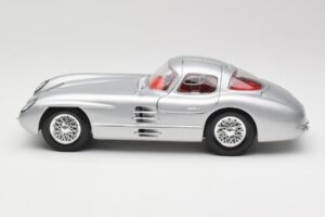 Mercedes 300 SLR Uhlenhaut Coupe Silver Maisto 1:18 36898 Diecast - image 4 of 8