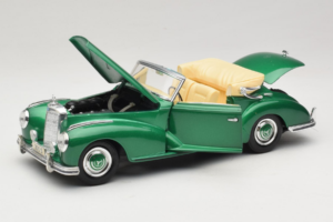 Mercedes 300S Cabriolet Green Metallic Maisto 1:18 52116 Diecast - image 2 of 7