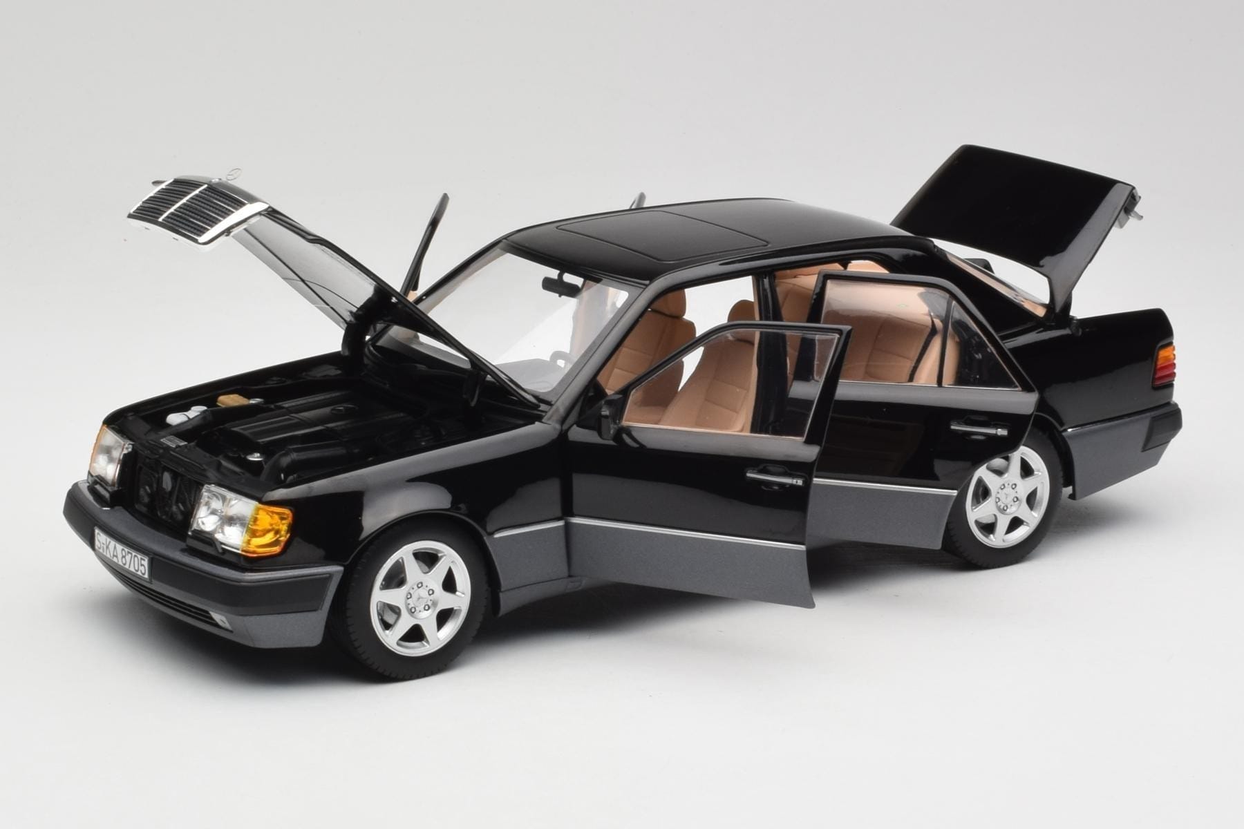 Norev Mercedes 500E W124 1:18 Black Limited Model