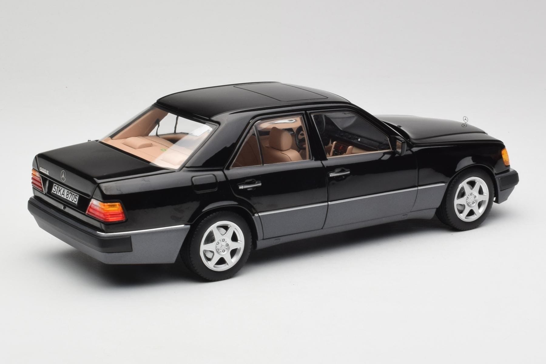 ミニカー Mercedes-Benz W124 500 E mercedes-500e-w124-black-