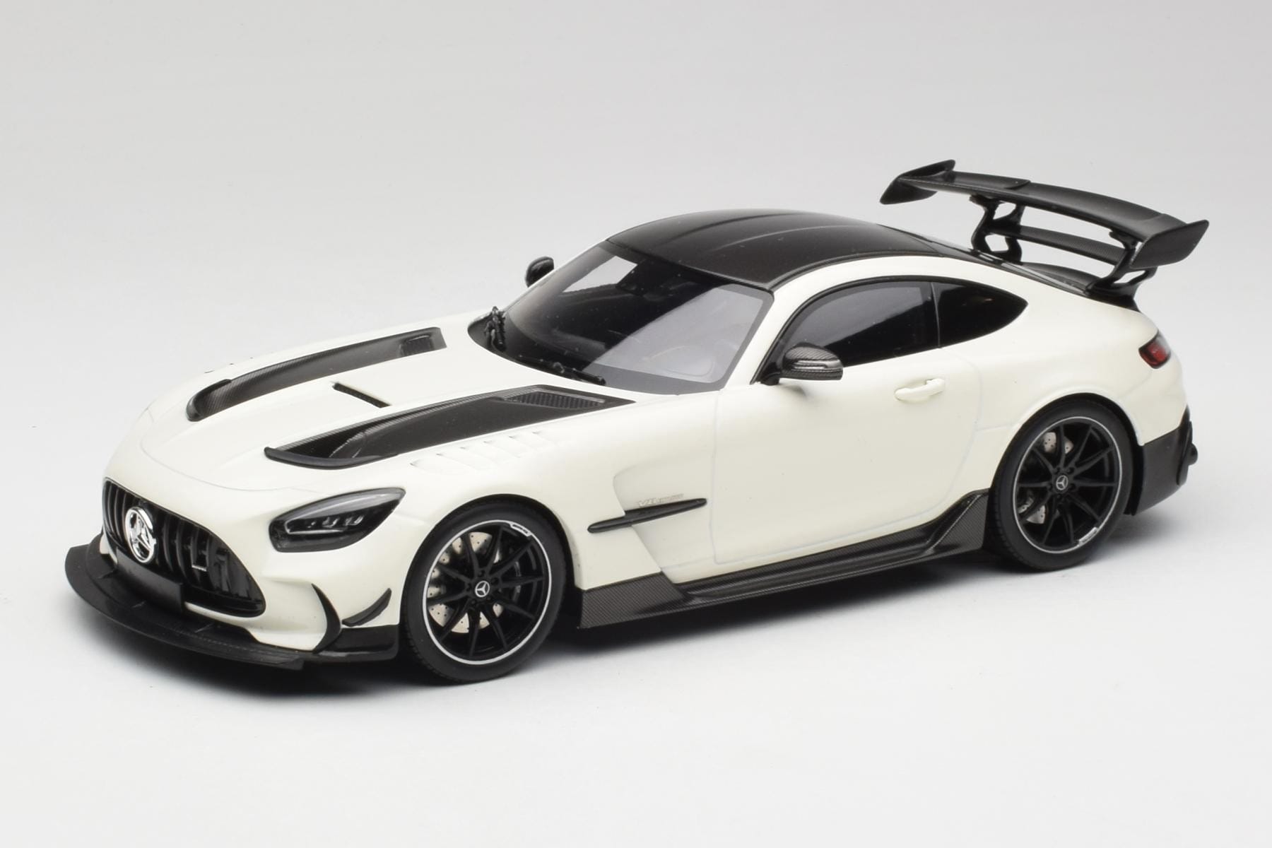 Mercedes AMG GT C190 Black Series Designo Diamond White Metallic Minichamps 1:18