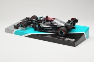 Mercedes AMG Petronas W12 E Performance #44 L. Hamilton Bahrain GP 2021 Minichamps 1:18 113210144 Diecast - image 5 of 6
