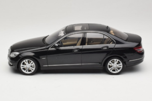 Mercedes C-Class W204 Obsidian Black AUTOart 1:18 B66962367 Diecast - image 4 of 8