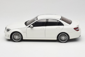 Mercedes AMG C63 W204 White AUTOart 1:18 72674-R1 Diecast - image 4 of 8