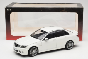 Mercedes AMG C63 W204 White AUTOart 1:18 72674-R1 Diecast - image 8 of 8