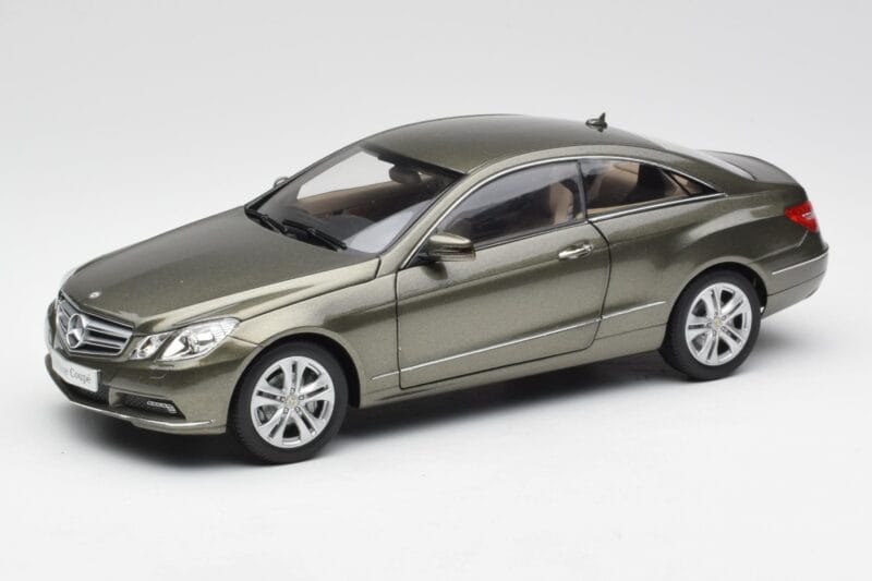 Mercedes E-Class Coupe C207 Titanite Grey Metallic Minichamps 1:18 B66962419 Diecast