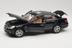 Mercedes E-Class W211 Black Maisto 1:18 31172 Diecast - image 2 of 8