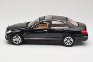 Mercedes E-Class W211 Black Maisto 1:18 31172 Diecast - image 4 of 8