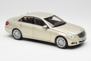 Mercedes E-Class W212 Elegance Pearl Beige Metallic Minichamps 1:18 B66960215 Diecast - image 6 of 8