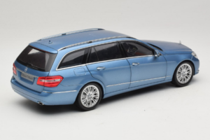 Mercedes E-Class W212 Estate Indigolith Metallic Blue Minichamps 1:18 B66962449 Diecast - image 3 of 8