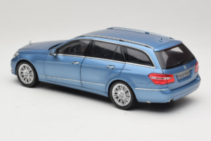 Mercedes E-Class W212 Estate Indigolith Metallic Blue Minichamps 1:18 B66962449 Diecast - image 7 of 8