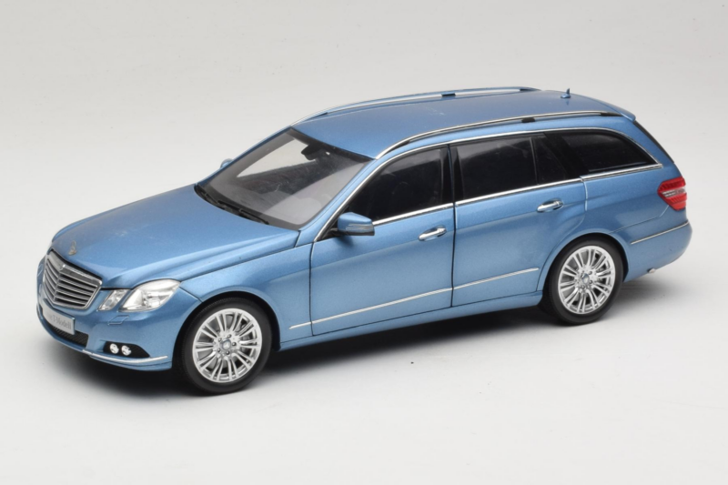 Mercedes E-Class W212 Estate Indigolith Metallic Blue Minichamps 1:18 B66962449 Diecast