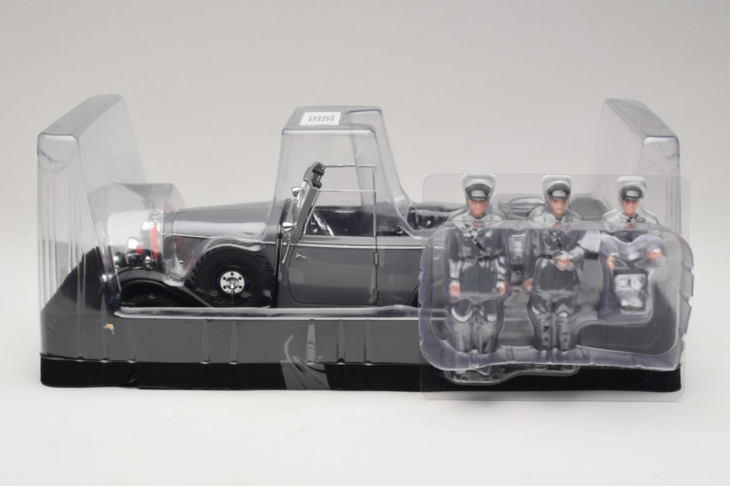 Mercedes G4 6-Wheels Black With Figures Signature Models 1:18 Mercedes G4 6-Wheels Black With Figures Signature Models 1:18 38202 Diecast