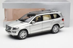 Mercedes GL-Class X166 Iridium Silver Metallic Norev 1:18 B66960097 Diecast - image 8 of 8