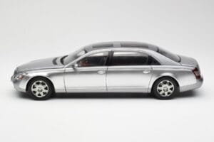 Maybach 62 LWB Himalaya Silver Dealer Edition AUTOart 1:18 B66962178 Diecast - image 4 of 8