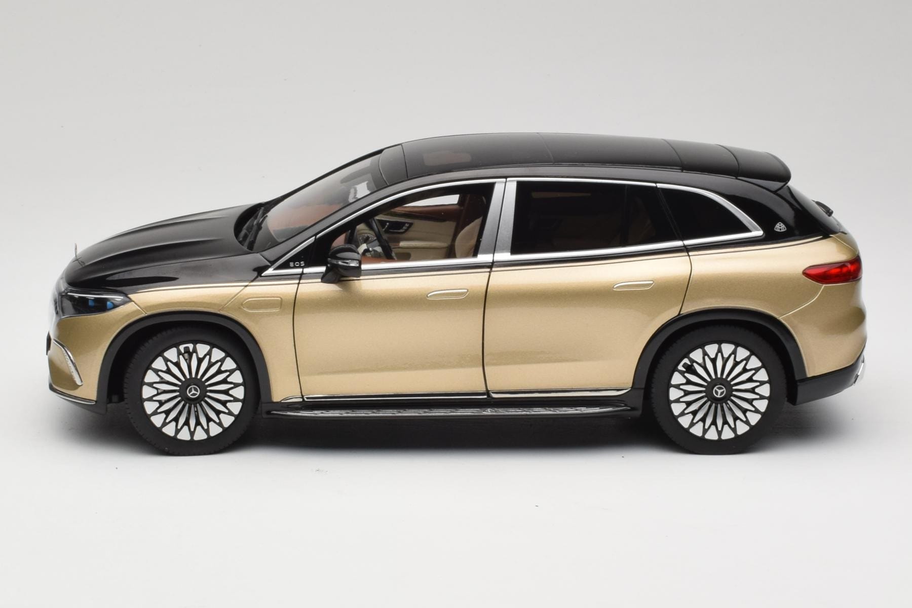 NZG Mercedes Maybach EQS 680 1:18 Beige