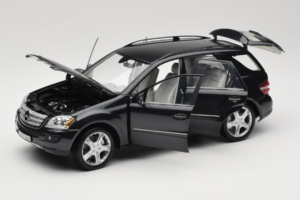 Mercedes ML W164 Obsidian Black Dealer Edition Minichamps 1:18 B66962321 Diecast - image 2 of 8
