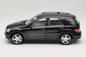 Mercedes ML W164 Obsidian Black Dealer Edition Minichamps 1:18 B66962321 Diecast - image 4 of 8