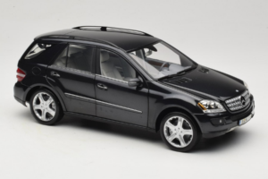 Mercedes ML W164 Obsidian Black Dealer Edition Minichamps 1:18 B66962321 Diecast - image 6 of 8