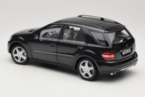 Mercedes ML W164 Obsidian Black Dealer Edition Minichamps 1:18 B66962321 Diecast - image 7 of 8