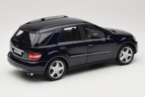 Mercedes ML W164 Tanzanite Blue Dealer Edition Minichamps 1:18 B66962322 Diecast - image 3 of 8