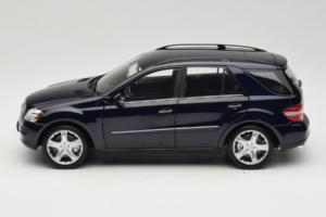 Mercedes ML W164 Tanzanite Blue Dealer Edition Minichamps 1:18 B66962322 Diecast - image 4 of 8