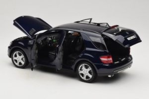 Mercedes ML W164 Tanzanite Blue Dealer Edition Minichamps 1:18 B66962322 Diecast - image 5 of 8