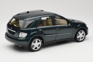 Mercedes ML W164 Green Metallic Minichamps 1:18 150034502 Diecast - image 3 of 8